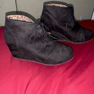 Size 7, black wedges. Very comfortable.